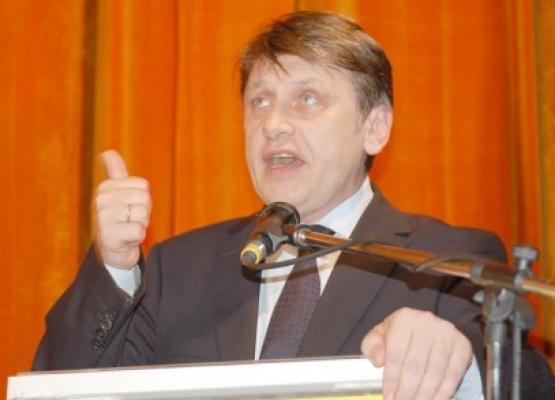 Crin Antonescu rămâne preşedinte al Senatului